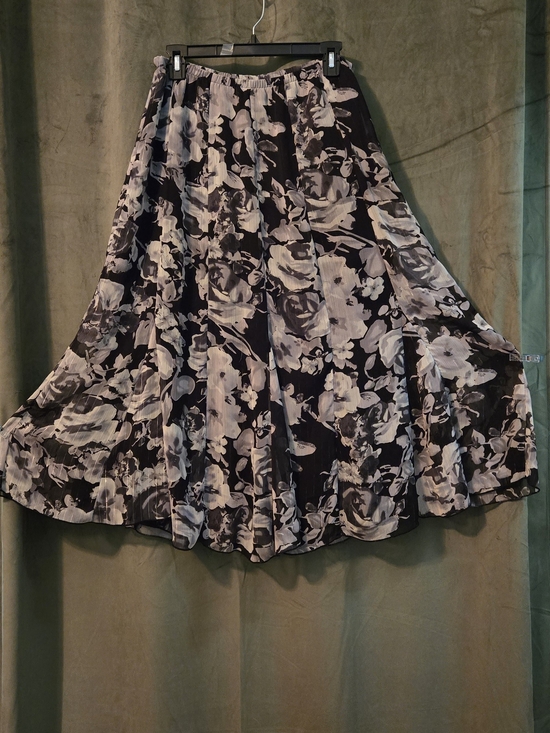 Notations Dresses & Skirts - Notations Black and White Floral Circle Skirt